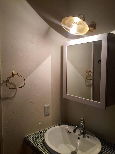 洗面所にオシャレなブラケットライトを取り入れたイメージ - S型マリンライト